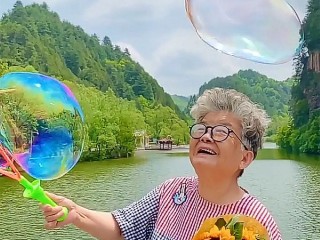 八旬奶奶拍抖音诉说孤独,抖音80岁奶奶千里看78岁兄弟