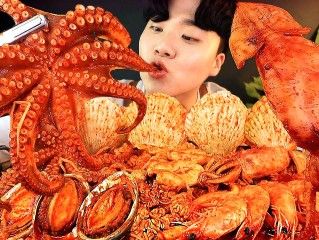 直播吃那么多东西是真的吃吗,主播直播吃象群食物