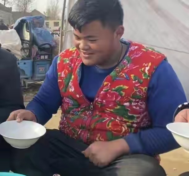网红小胖捣鱼刺做法,网红小胖捣鱼刺抖音号