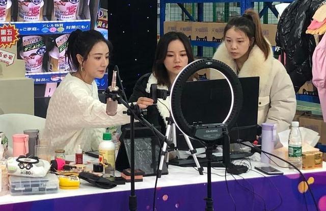 主播带货怎么赚钱的(主播带货的套路)
