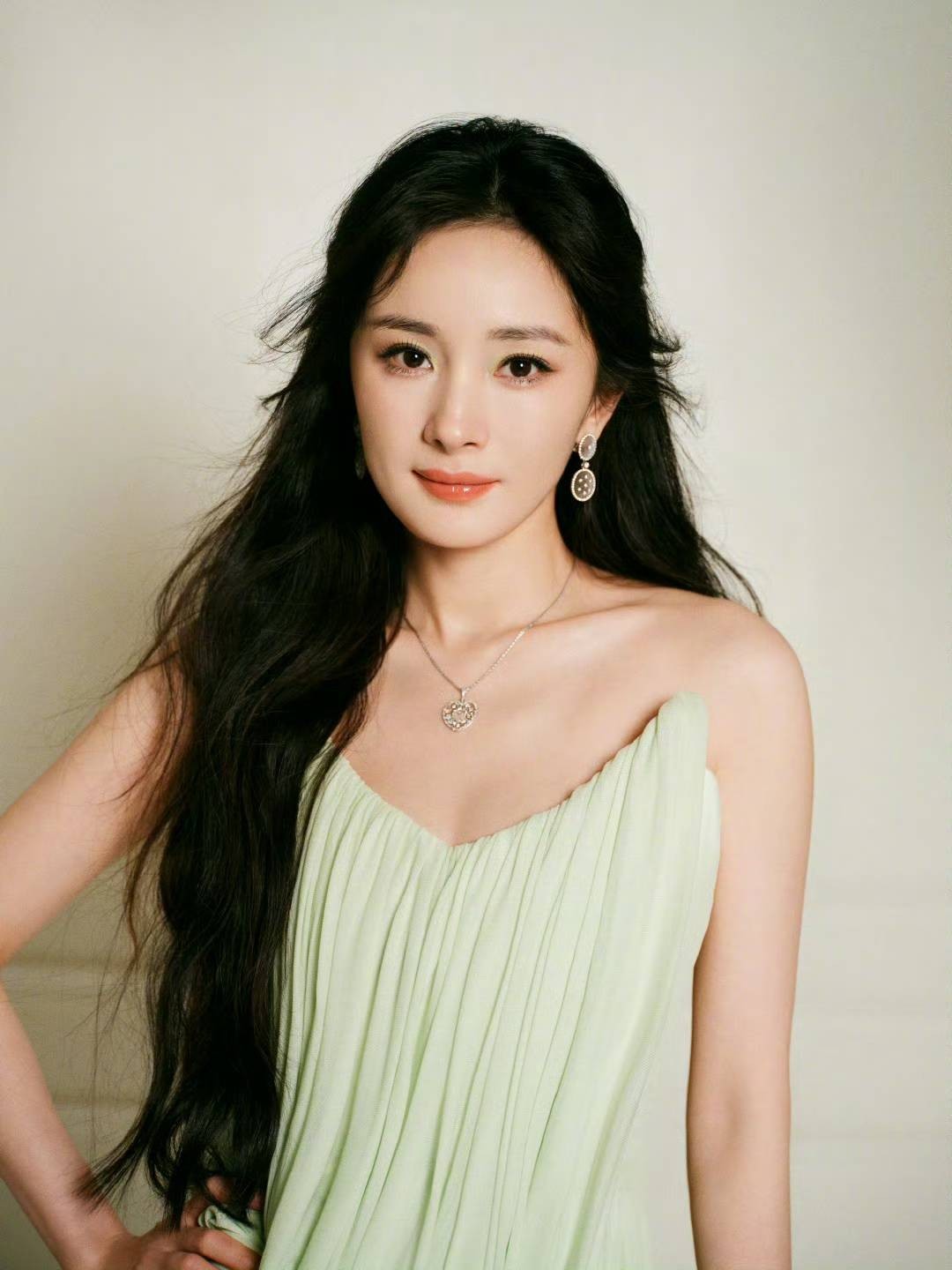 关于AI人衣替换衣杨幂在线播放的信息