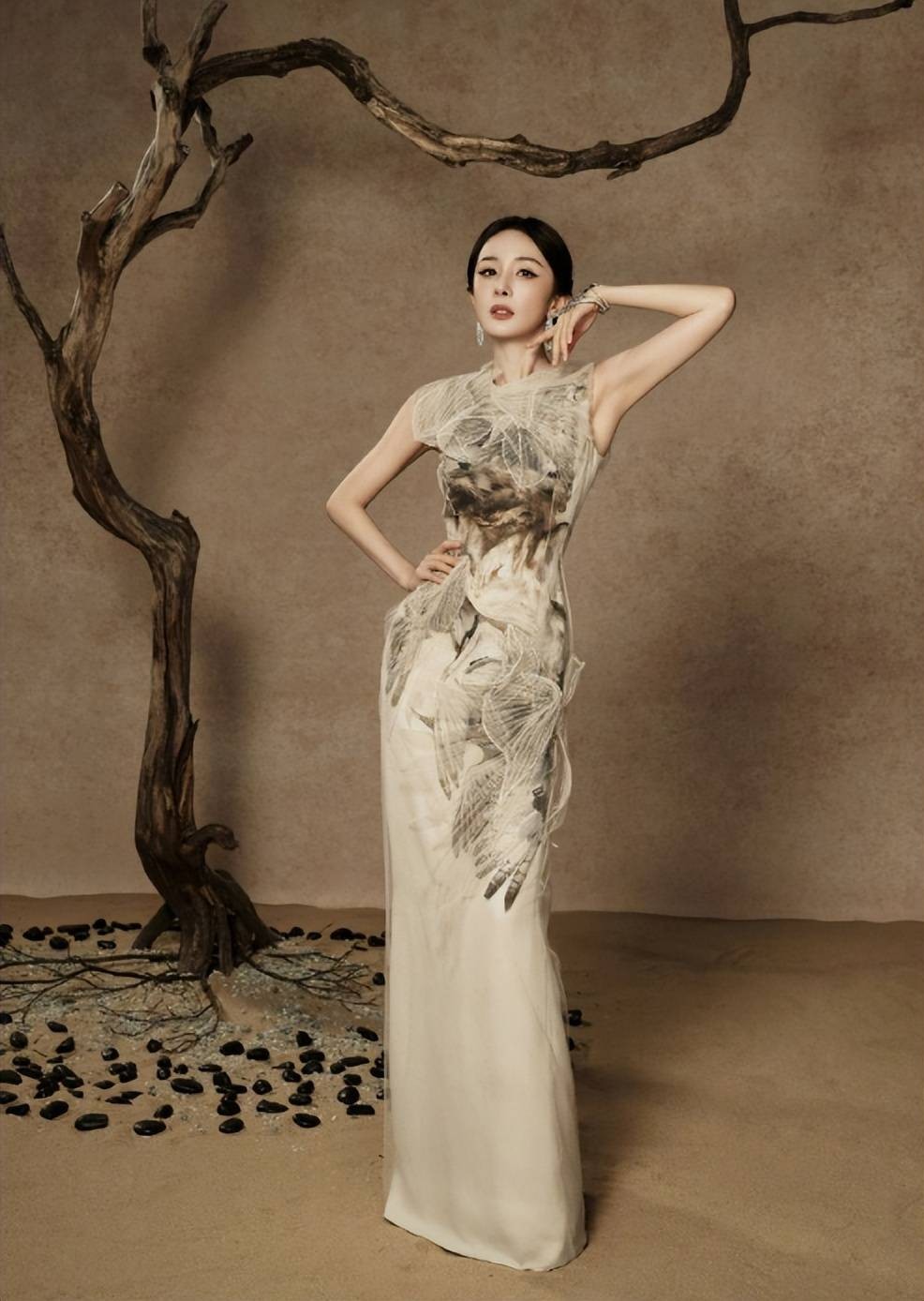 电商AI换衣“迪丽热巴杨幂”卖货(迪丽热巴在韩国拍广告) 电商AI换衣“迪丽热巴杨幂”卖货(迪丽热巴在韩国拍广告)