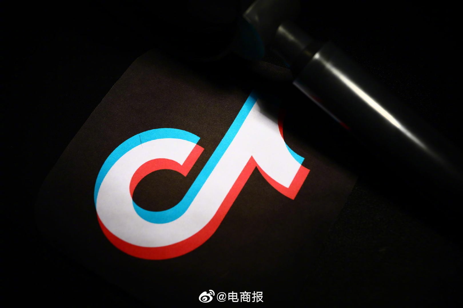 抖音崩了(抖音崩了3次上热搜吗?)