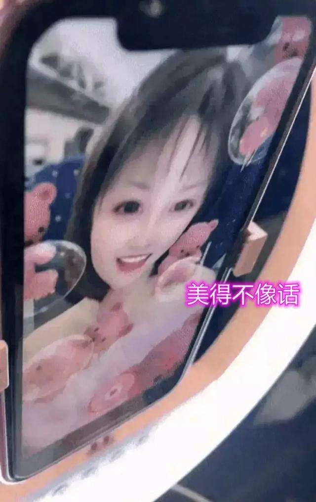 包含美女主播直播笑说送礼物就给看胸的词条