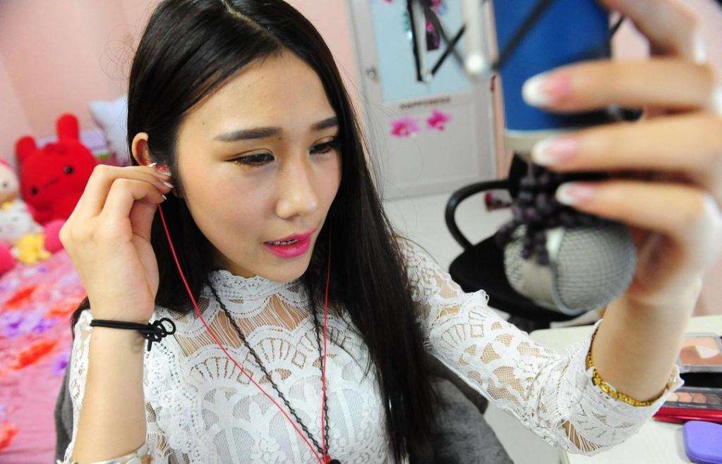 网络主播靠什么挣钱(网络主播是干什么的靠什么赚钱)