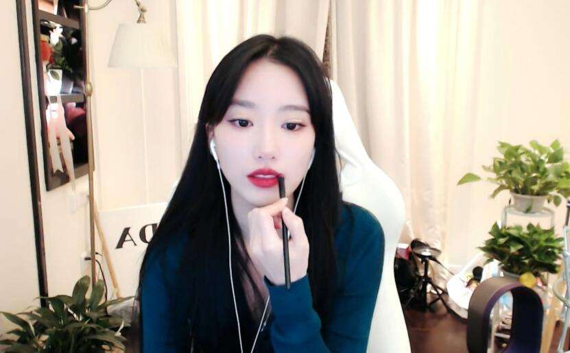 美女主播让粉丝看自己的(美女主播像粉丝告白完整视频)
