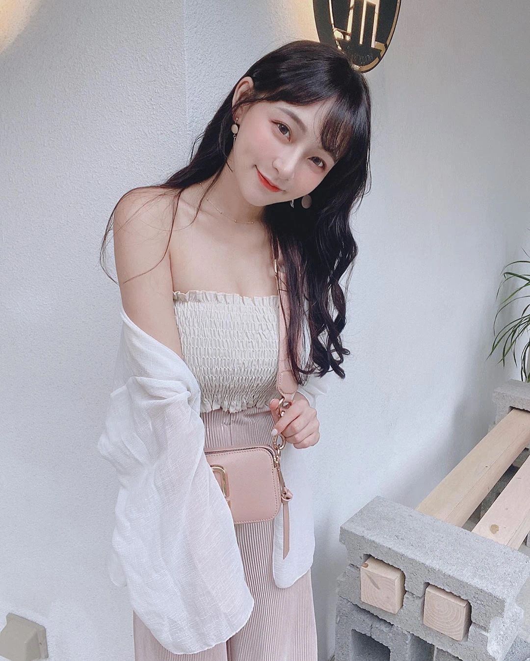美女主播放屁哔哩哔哩(美女主播放屁哔哩哔哩网站)